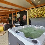 Private With Jacuzzi, Sauna & Swimmingpool Delwijnen