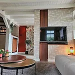 Private With Jacuzzi, Sauna & Swimmingpool Villa Delwijnen