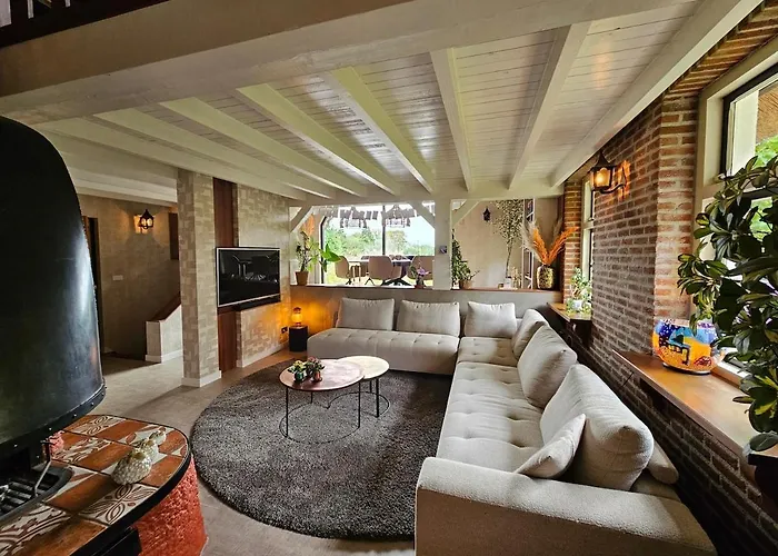 Private With Jacuzzi, Sauna & Swimmingpool Delwijnen